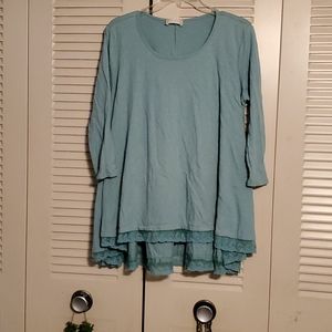 Three-quarters length sleeve top